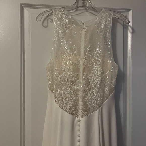 NEVER WORN BEFORE WEDDING DRESS. - Picture 6 of 7